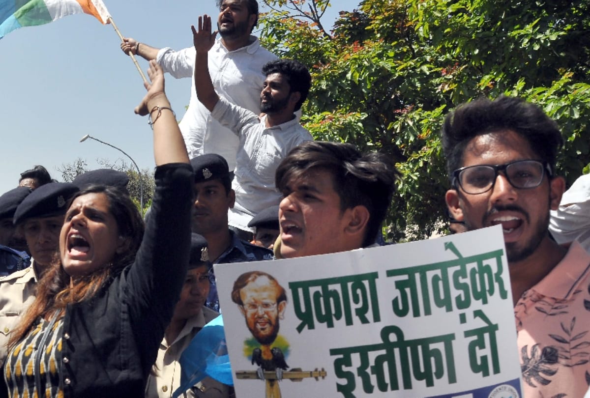 cbse re test: students burnt prakash javadekar image in protes
