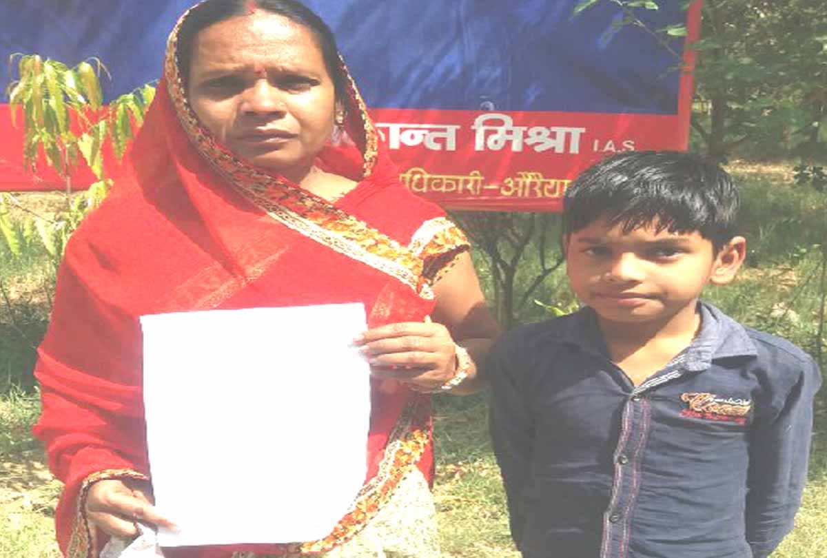 women reached to police station in up for his child