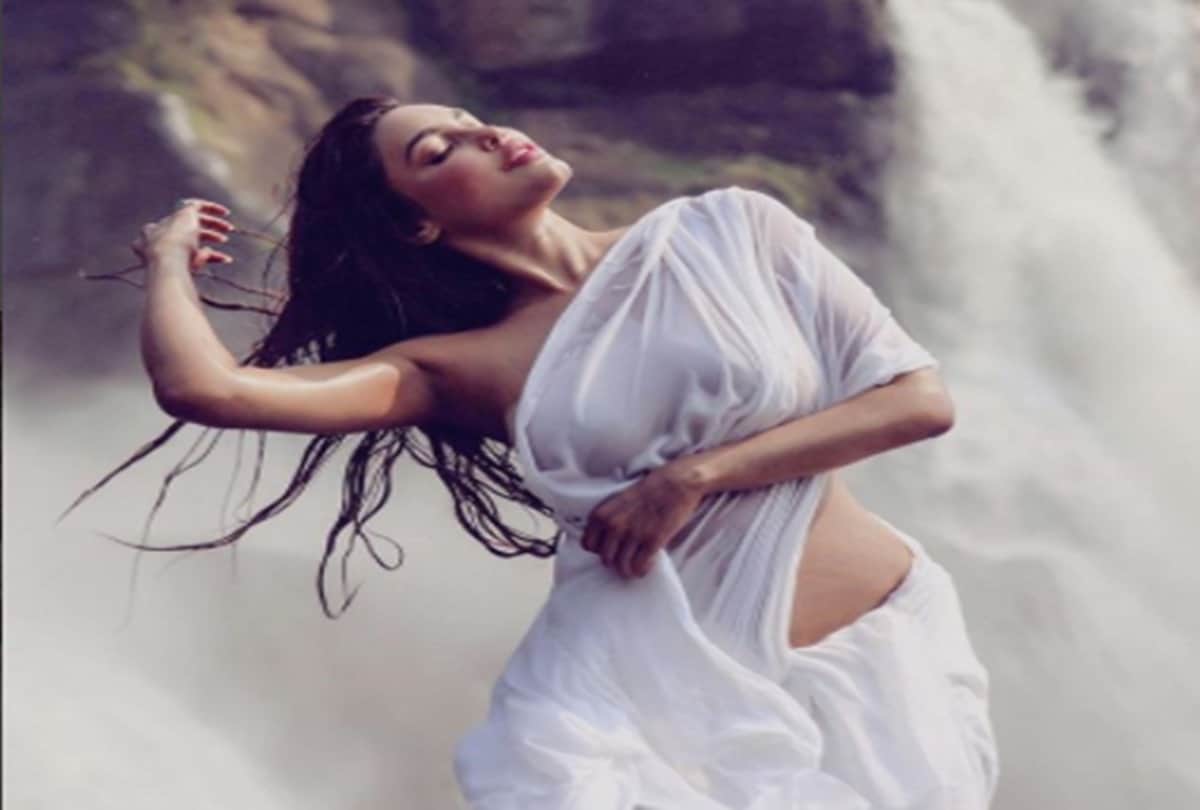 Gizele Thakral remembers of Mandakini after her wet white saree look