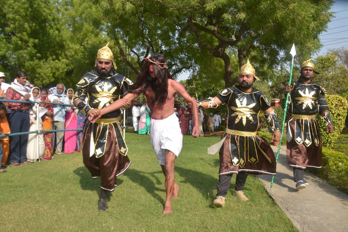 see photos: people start crying when jesus hang on cross 
