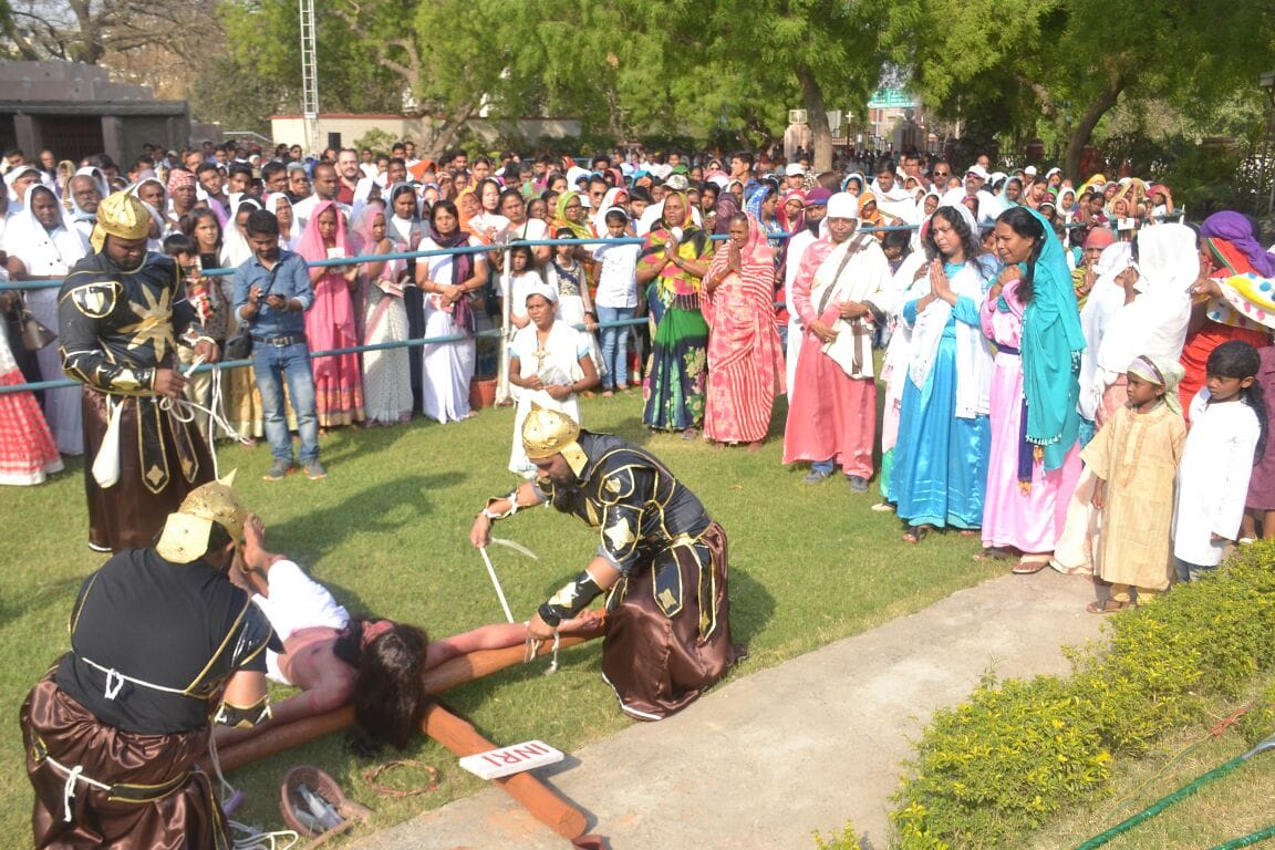 see photos: people start crying when jesus hang on cross 