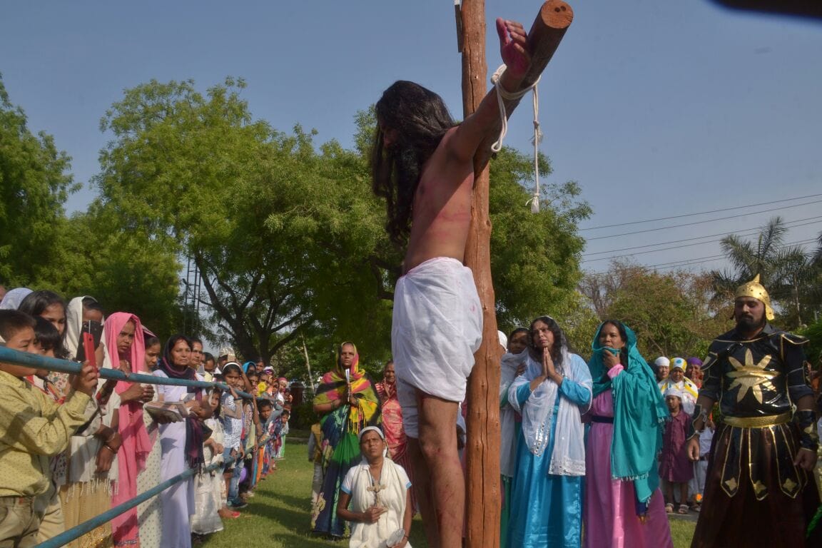 see photos: people start crying when jesus hang on cross 