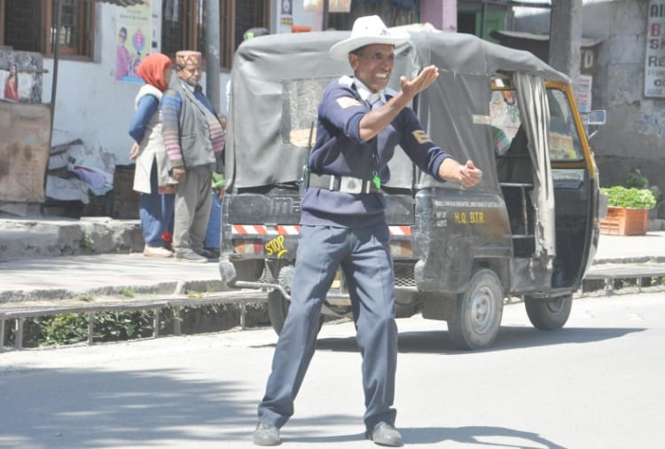 Himachal police cop harbans on traffic control duty in kullu Himachal Pradesh