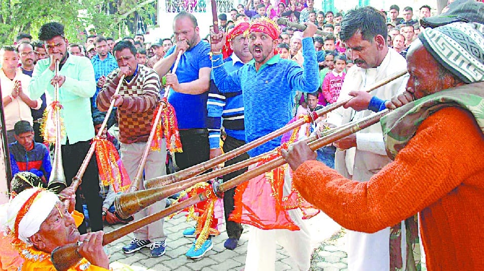 Adara Deval with Baba came out to give Bhattauli