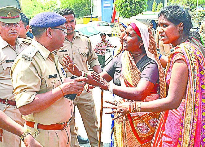 bacchi ka shav sarak rakh jaam lagaaya