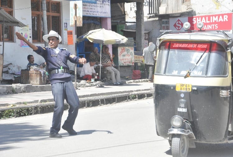 Himachal police cop harbans on traffic control duty in kullu Himachal Pradesh