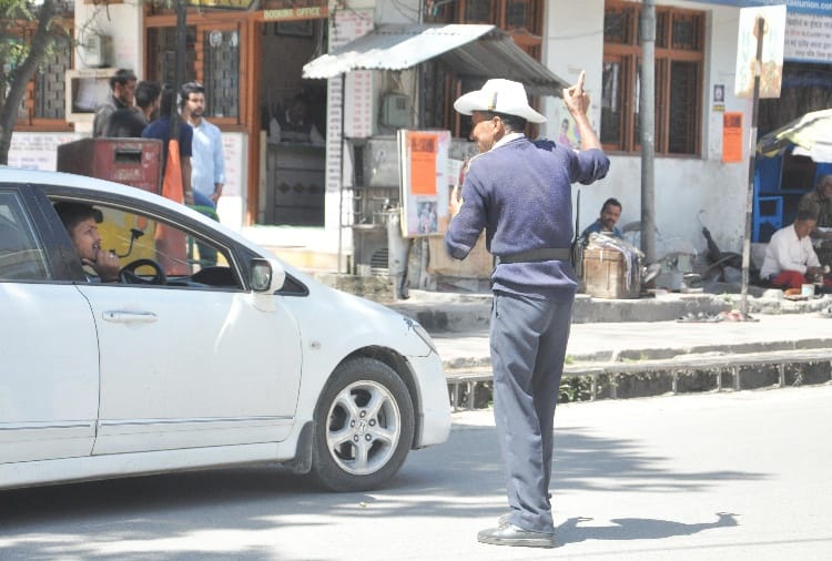Himachal police cop harbans on traffic control duty in kullu Himachal Pradesh