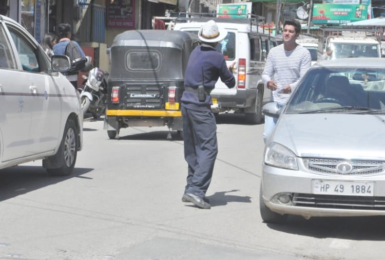 Himachal police cop harbans on traffic control duty in kullu Himachal Pradesh