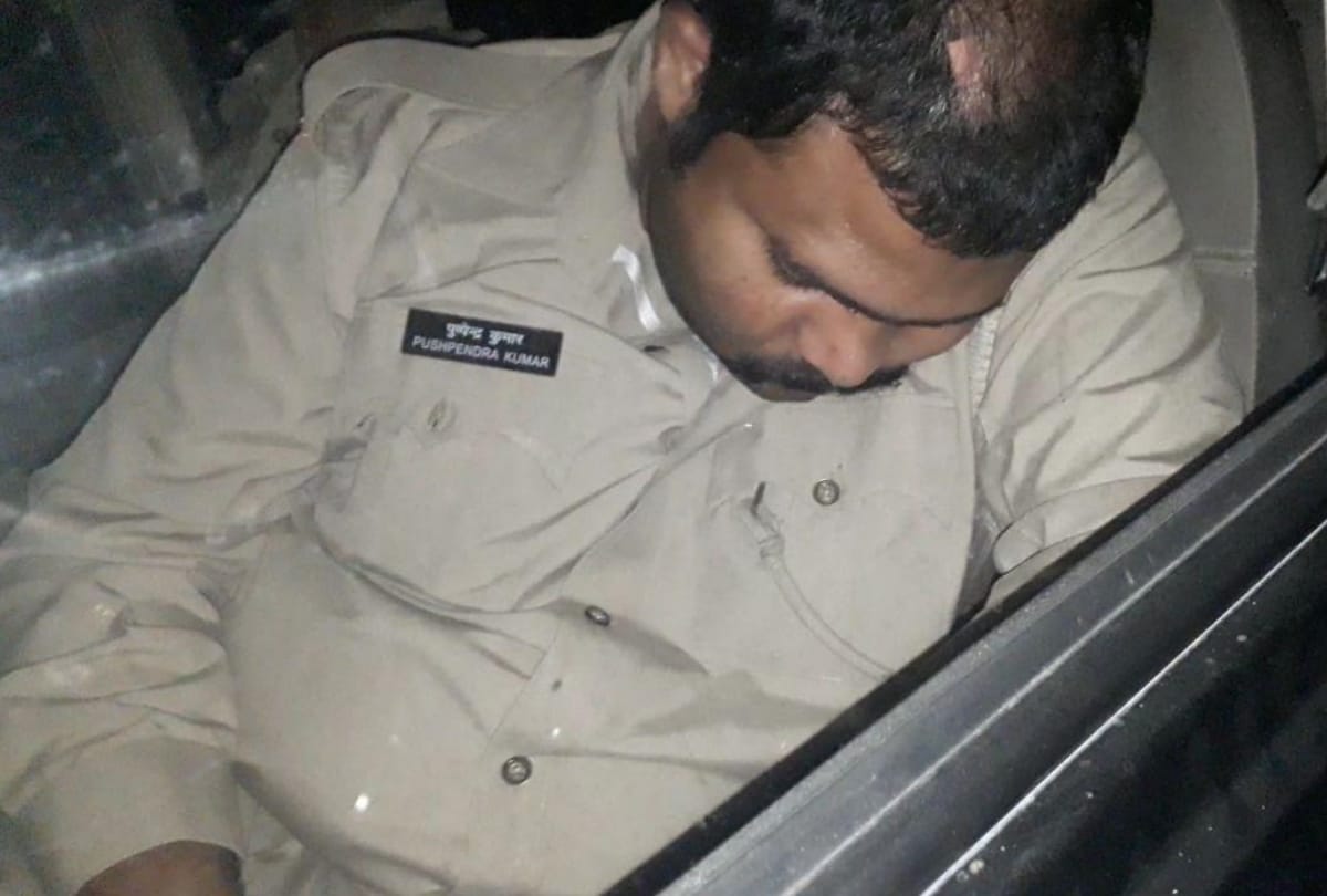 carelessness of lucknow police captured in camera