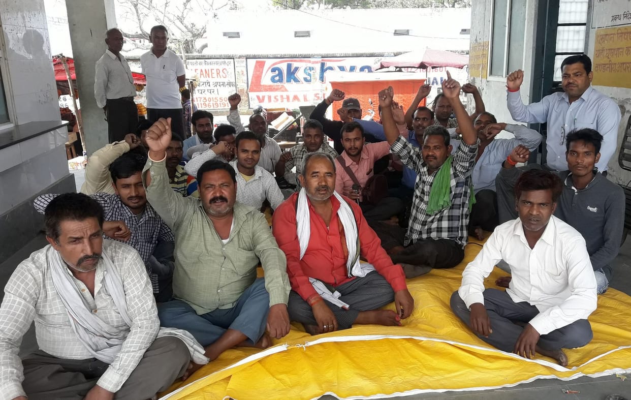 परिचालक धरने पर, बसों का संचालन बाधित
