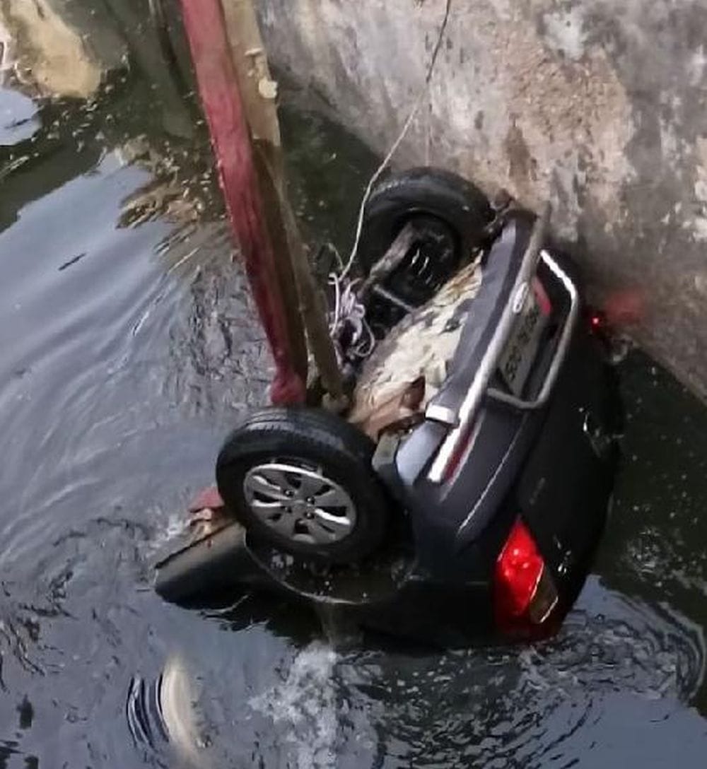 agra car caught in a drain due to the front of the bull