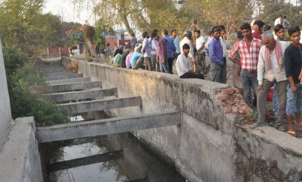 agra car caught in a drain due to the front of the bull