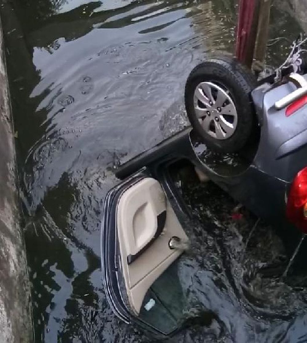agra car caught in a drain due to the front of the bull