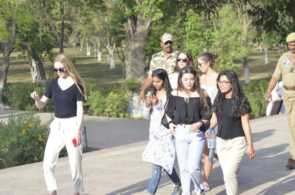 shahrukh khan's family visited taj mahal