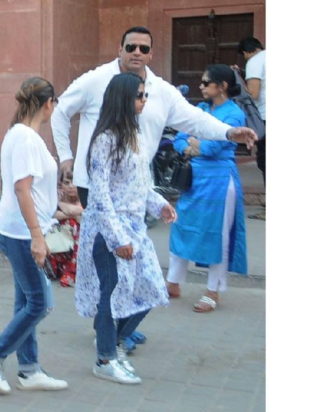 shahrukh khan's family visited taj mahal