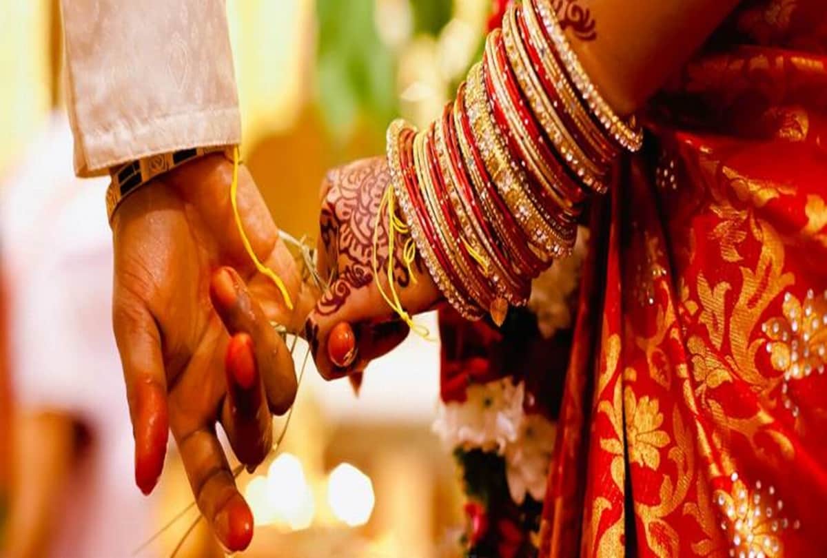Couple Get Married In Toilet here is the truth