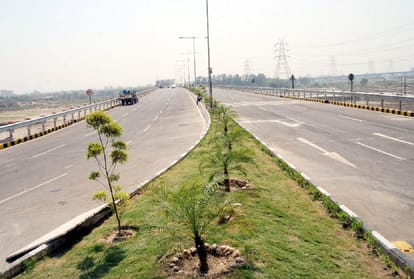 एलिवेटेड रोड पर मचाया हुड़दंग