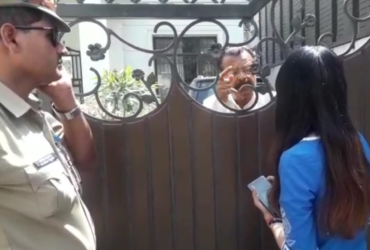 daughter in law of ex mla protest against her family in lucknow