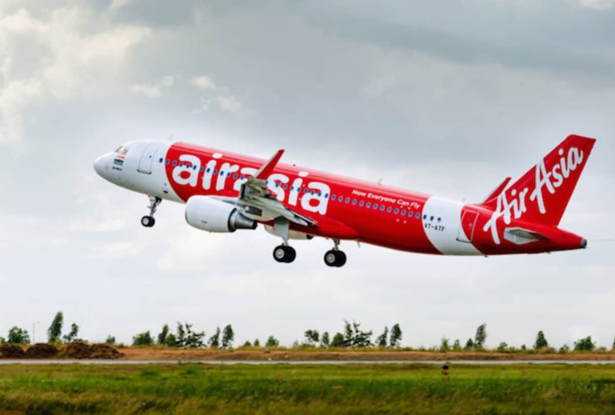 girlfriend and boyfriend misbehaved with flight attendant in airasia flight