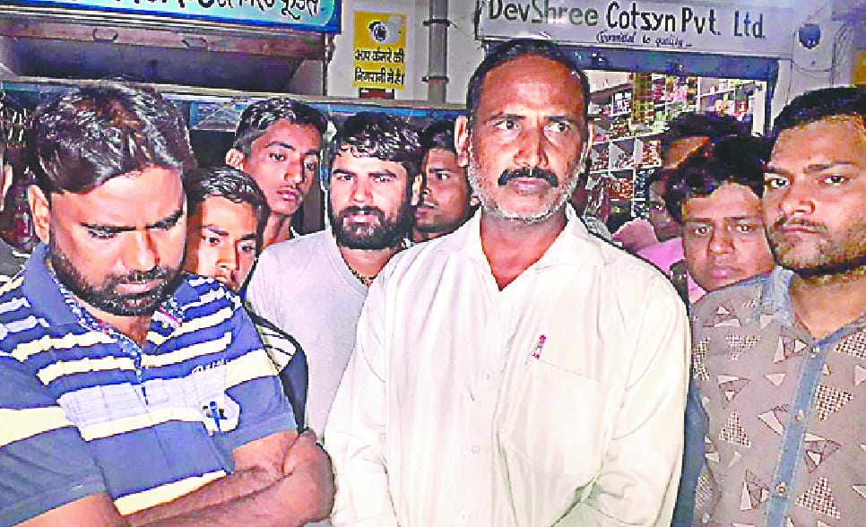 factory me ughaai karte do daboche