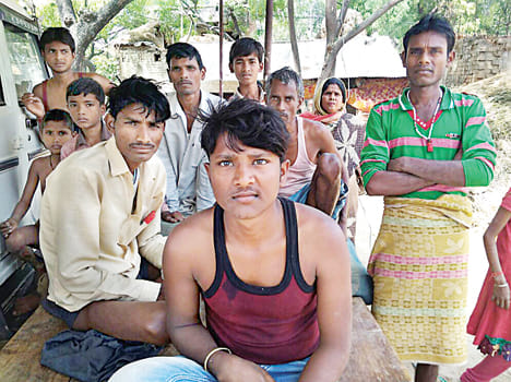 Police beat snatched cash the tractor driver in fatehpur