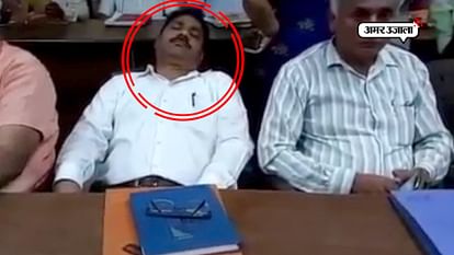 Officials sleeping in Sidharth Nath Singh press conference