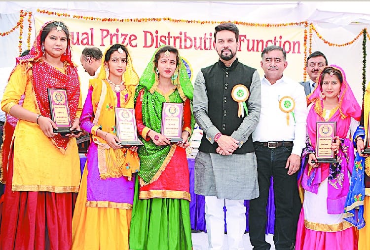 सांसद अनुराग ठाकुर ने नवाजे कॉलेज के मेधावी छात्र