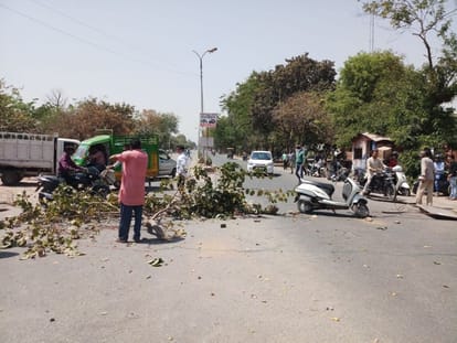 agra one man died in road accident 