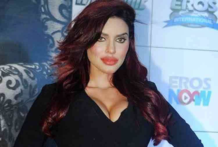 Gizele Thakral remembers of Mandakini after her wet white saree look