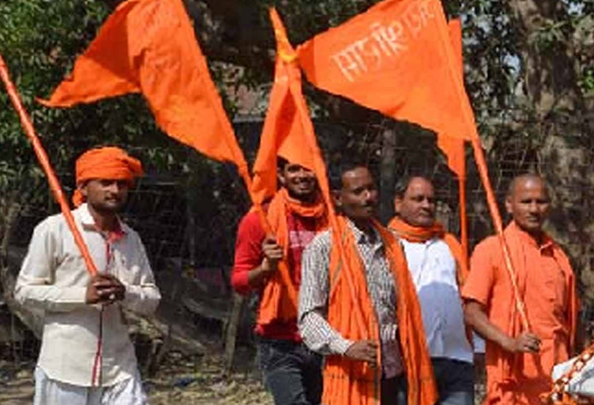 This man has decided to walk on foot to meet cm yogi