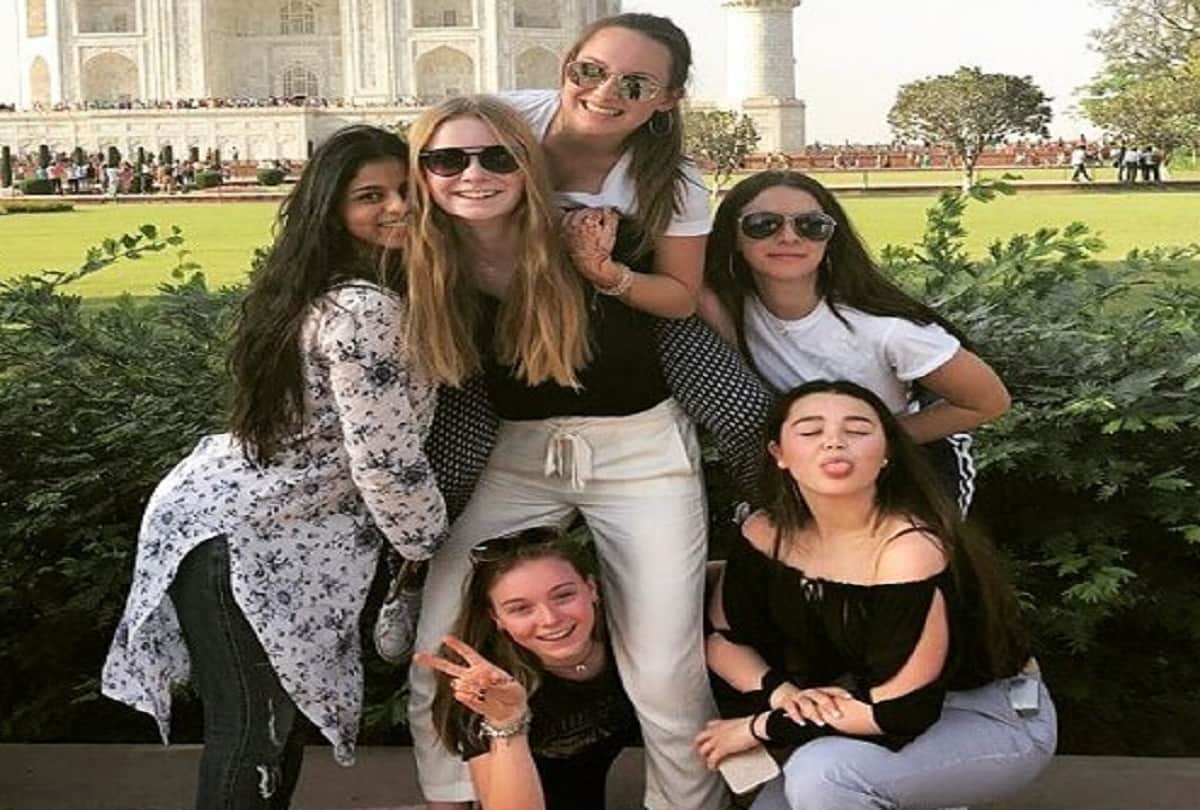 Shah Rukh Khan Daughter Suhana Khan Taj Mahal Trip With Friends