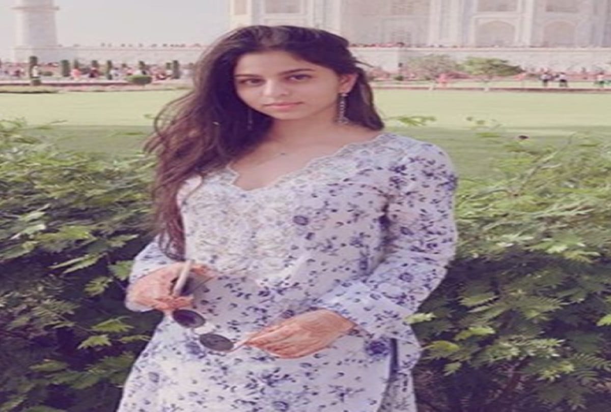 Shah Rukh Khan Daughter Suhana Khan Taj Mahal Trip With Friends