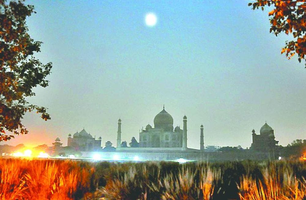taj mahal wall happened green due to pollution  
