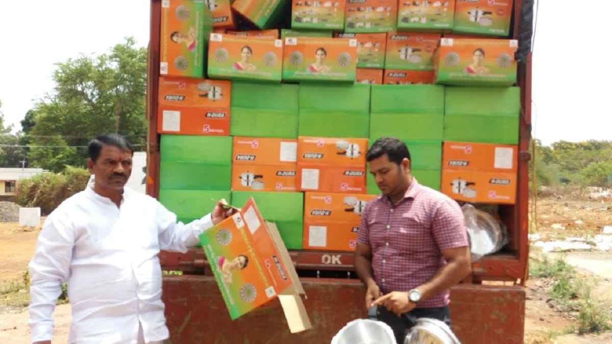 Karnataka: police seized A truck carrying pressure cookers with pictures of congress leader