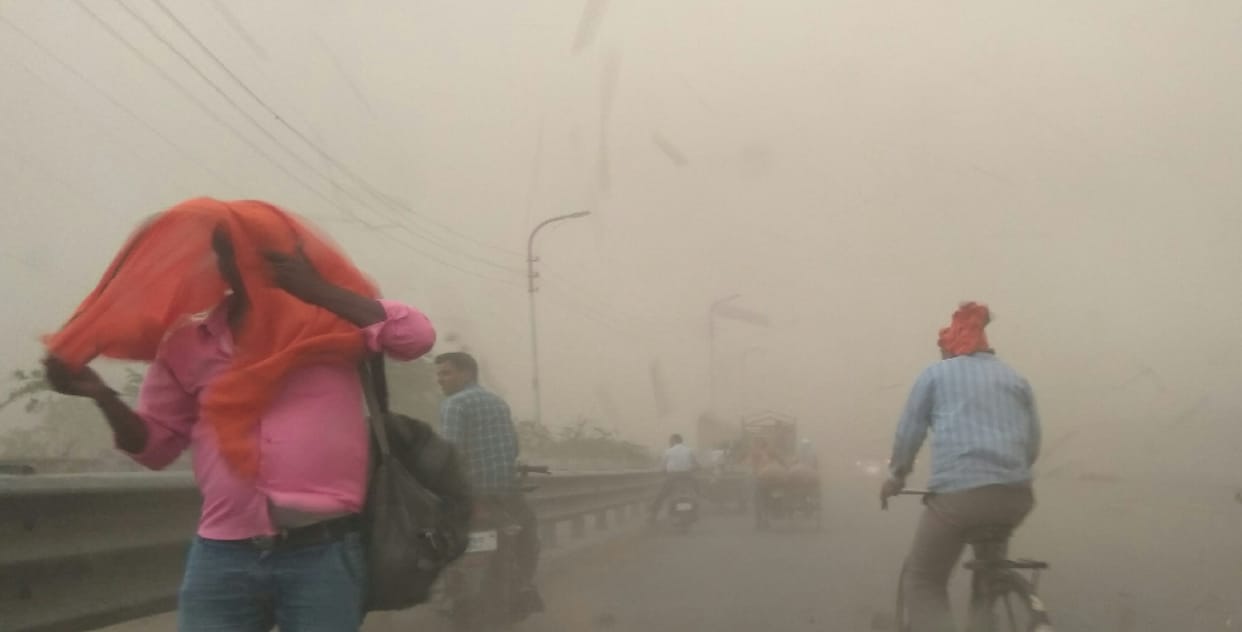 आंधी पानी ले उड़ी बिजली,पेड़ उखड़े, बैनर-होर्डिंगगिरे