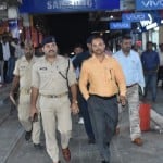 बलदेव प्लाजा में स्थानीय पुलिस के साथ व्यापारियों से पूछताछ करने पहुंची एटीएस की टीम।