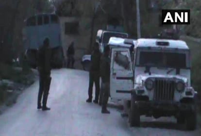 Militants Attack Security Forces in Bijbhera Anantnag,  Cop Suffers Minor Injury: Police