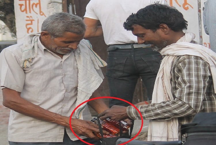 Loot of liquor on domestic liquor contracts at meerut, see photos