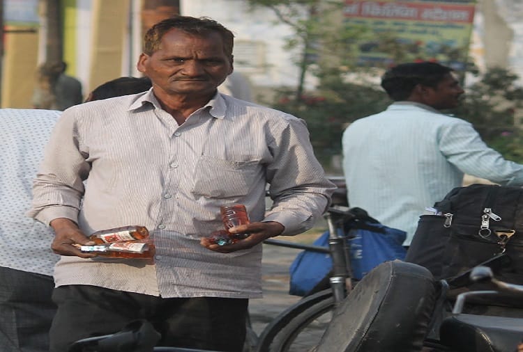 Loot of liquor on domestic liquor contracts at meerut, see photos