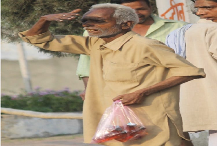 Loot of liquor on domestic liquor contracts at meerut, see photos