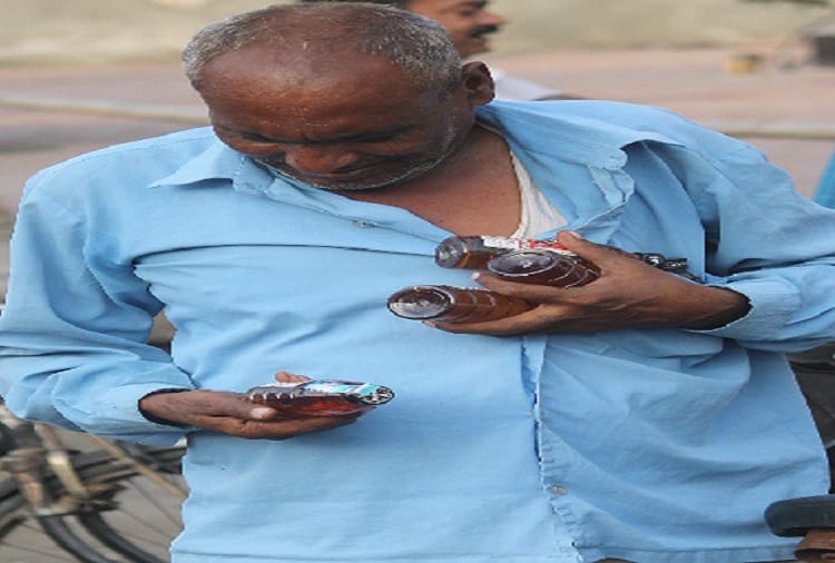 Loot of liquor on domestic liquor contracts at meerut, see photos