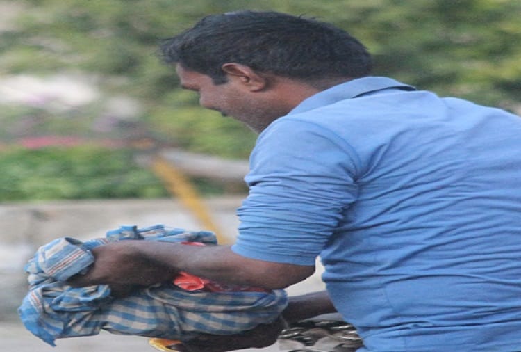 Loot of liquor on domestic liquor contracts at meerut, see photos