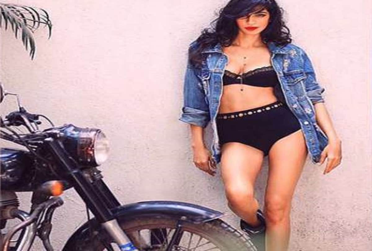 controveresial singer Anushka Manchanda looks bold in her hot bikni pictures see