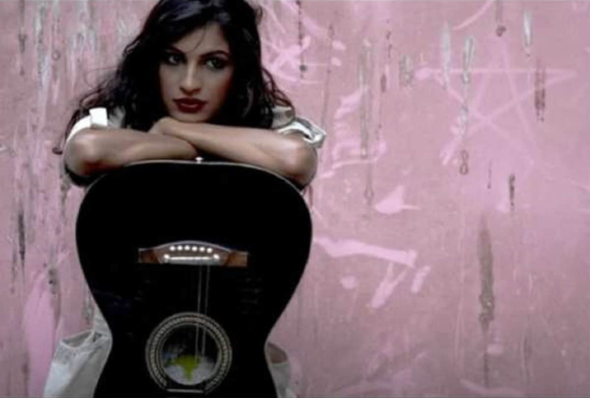 controveresial singer Anushka Manchanda looks bold in her hot bikni pictures see