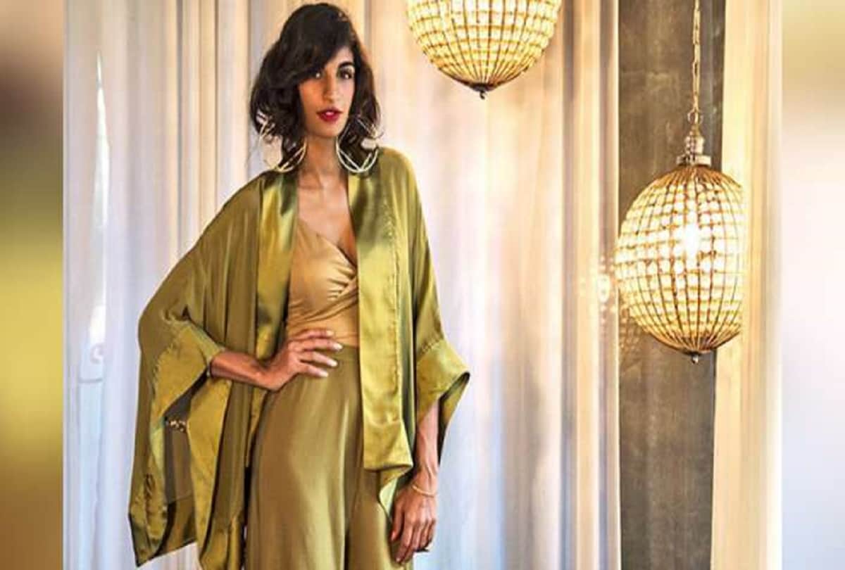 controveresial singer Anushka Manchanda looks bold in her hot bikni pictures see