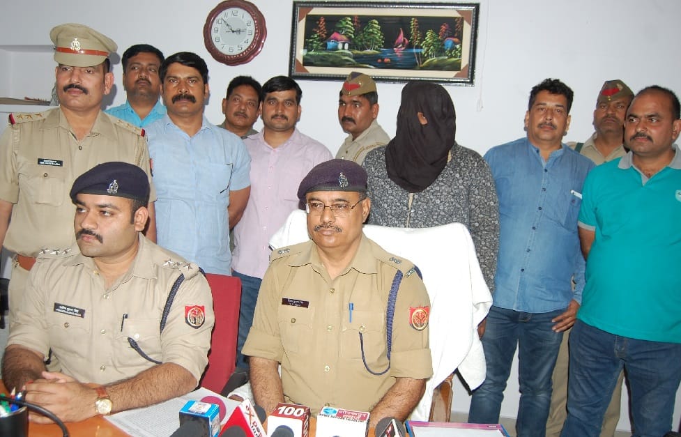 15 हजार का इनामी लुटेरा पत्नी के साथ गिरफ्तार