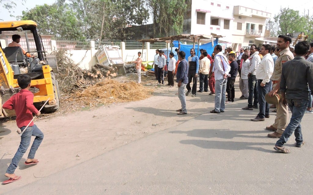 प्रशासन ने हटवाया अतिक्रमण