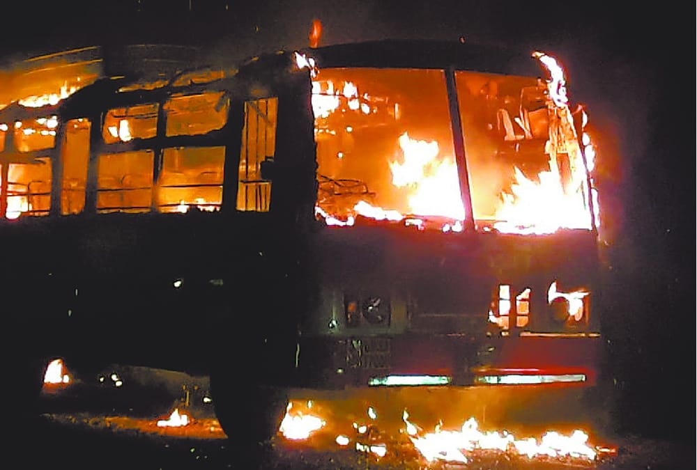 fire in a bus in rani bazar in barabanki.