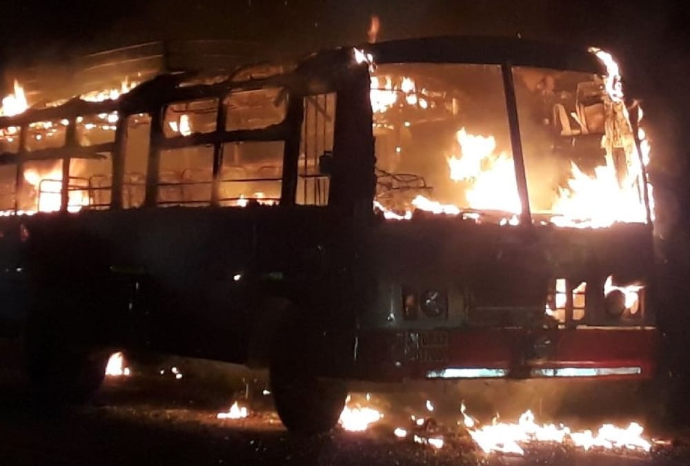 fire in a bus in rani bazar in barabanki.