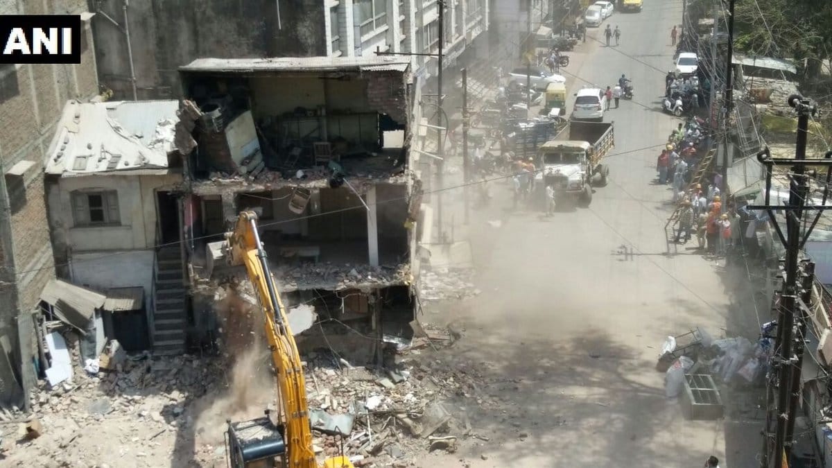 10 people were killed after a four storeyed hotel building collapsed in Indore 